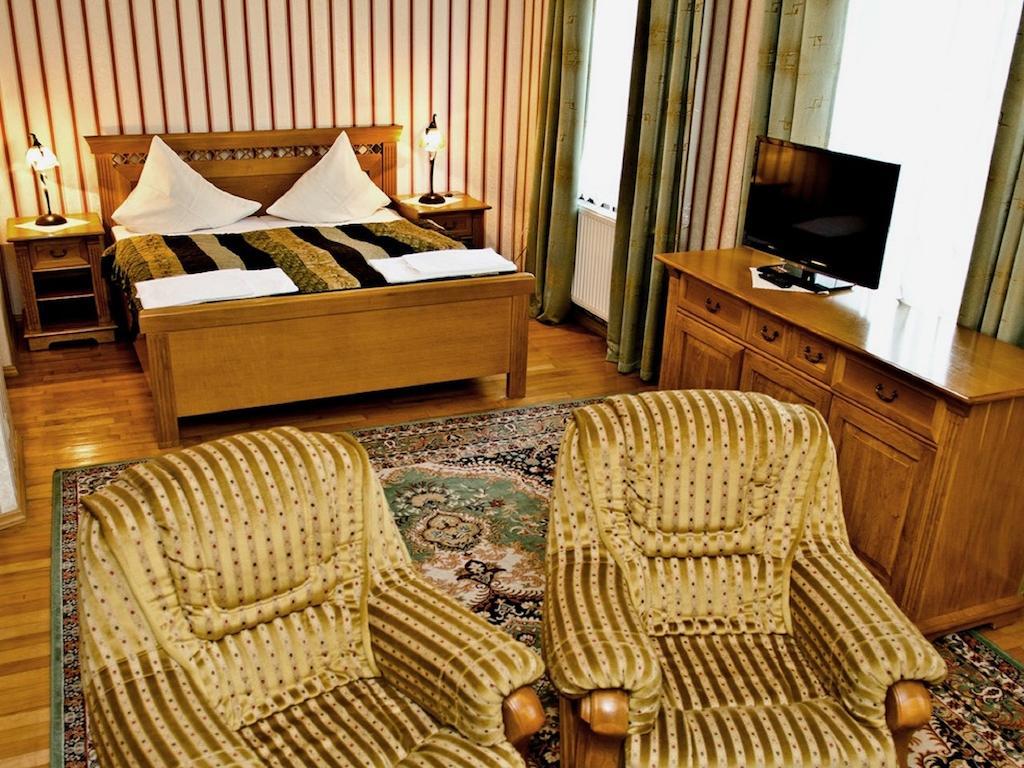 Hotel Jankow Жары Экстерьер фото