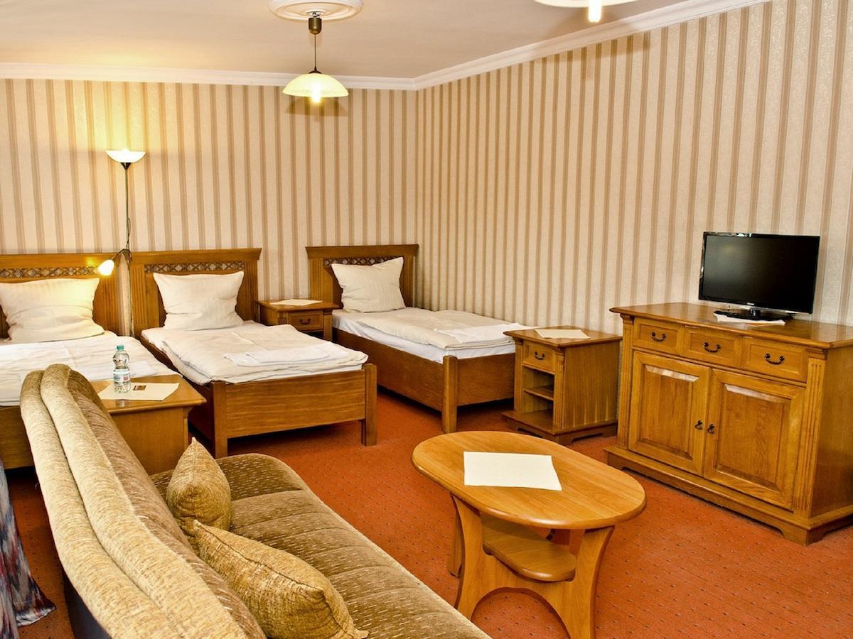 Hotel Jankow Жары Экстерьер фото