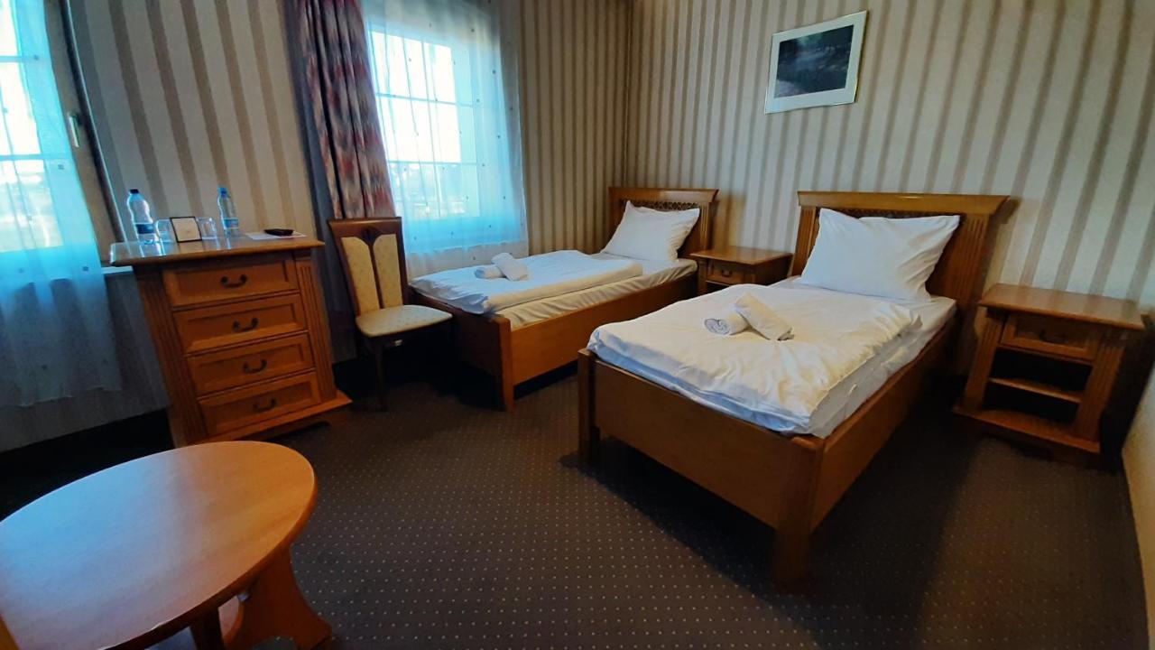 Hotel Jankow Жары Экстерьер фото