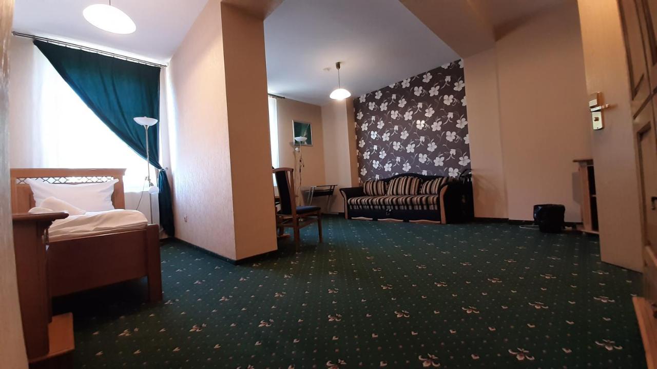 Hotel Jankow Жары Экстерьер фото