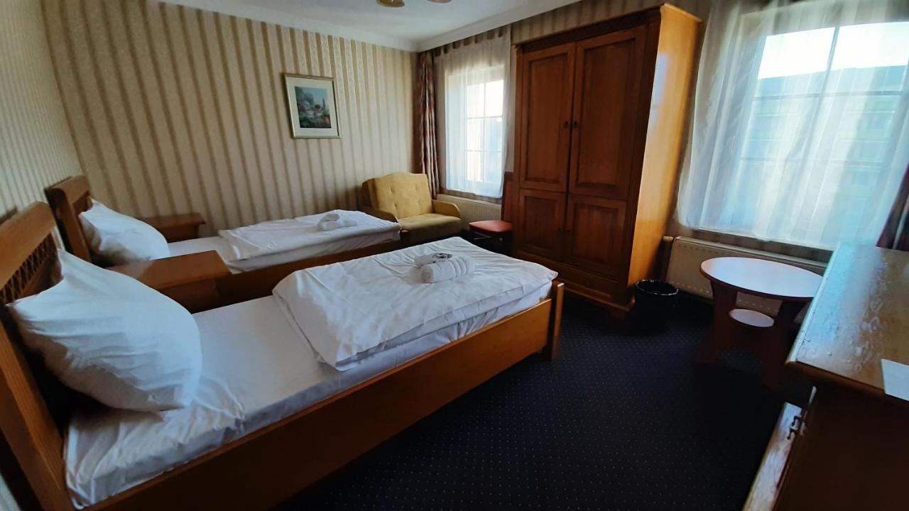 Hotel Jankow Жары Экстерьер фото