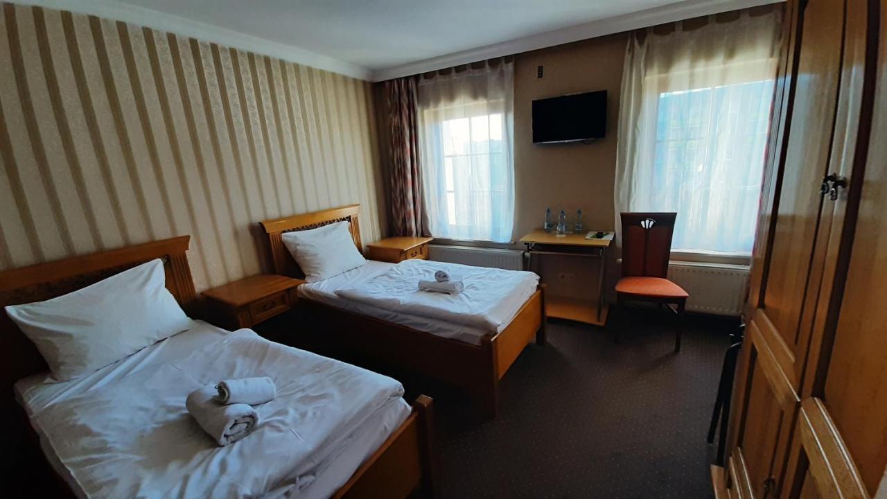 Hotel Jankow Жары Экстерьер фото